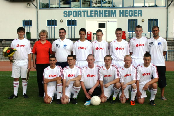 Gemeinsames Foto bei der Übergabe der neuen Adidas-Trikots für die A-Jugend der TSG Calbe.