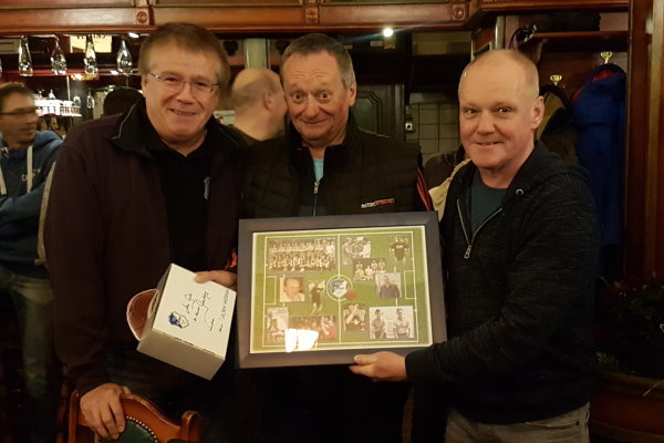 Klaus Pfesdorf (links) und Mirko Hesse (rechts) überreichten Geburtstagstrainer Heinz Sobczak die Geschenke zum 60. Geburtstag. | Foto: Verein