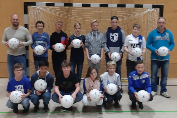 Gemeinsames Erinnerungsfoto, natürlich mit den signierten Bällen von den FCM-Kickern. | Foto: Verein