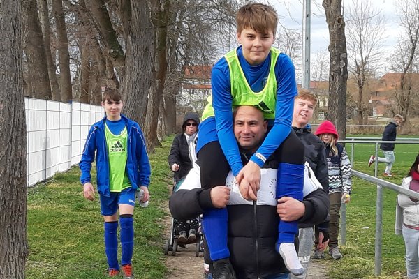 Ihabs Papa trägt Dean Leinung verletzt, jedoch unendlich glücklich über den Sieg, in die Kabine. | Foto: Verein