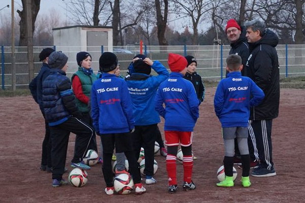 Erklärung der nächsten Übung, die Nachwuchskicker lauschen konzentriert den DFB-Trainern. | Foto: Verein