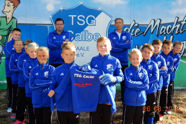 Die E-Jugend der TSG Calbe freut sich über ihre neuen Trainingsanzüge. | Foto: Verein