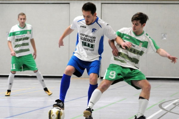 Christian Kober (l.) und seine Kollegen der TSG Calbe verloren 0:1 gegen den TSV Kleinmühlingen/Zens um Brian Ostwald (r.).