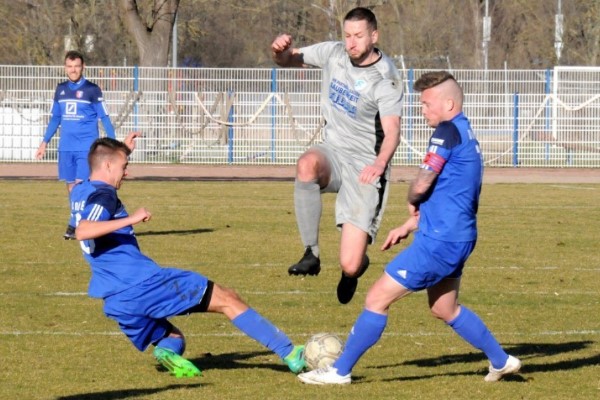 Ab durch die Mitte. Die Calbenser um Stefan Schliemann (M.) fuhren gegen den 1. FSV Nienburg die ersten drei Zähler der Rückrunde ein. | Foto: Kevin Sager