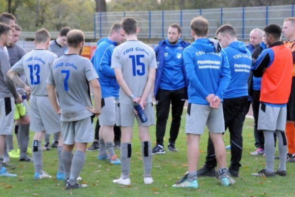 Etwas ratlos traten die Spieler der TSG Calbe zum Mannschaftskreis zusammen und hörten ihrem Coach zu. | Foto: Kevin Sager