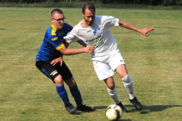 Für die Saalestädter um Enrico Czommer (r.) endete das kräftezehrende Trainingslager mit einem 2:0-Erfolg gegen Eintracht Gommern. | Foto: Kevin Sager