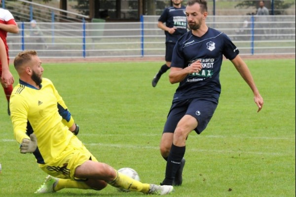 Jannis Augustin (r.) war in diesem Fall nur vom Gästekeeper zu stoppen. Mit seinen zwei Treffern leitete der Offensivmann der TSG Calbe den ungefährdeten Heimsieg seiner Mannschaft ein. | Foto: Kevin Sager