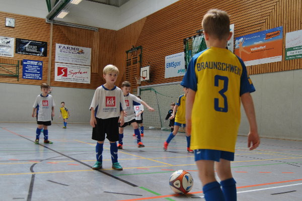 Die F-Jugend der TSG Calbe im Duell mit den Gleichaltrigen von Eintracht Braunschweig. | Foto: Verein