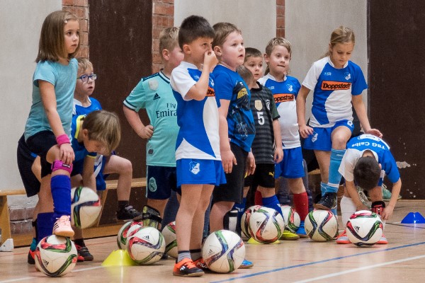 Aufmerksam verfolgen die Minikicker den Erklärungen des DFB-Trainers. | Foto: Verein