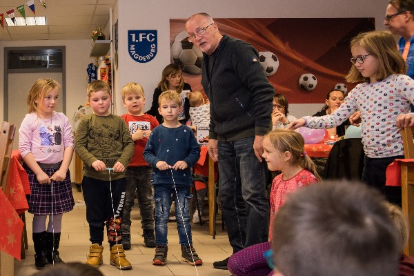 Hochkonzentreit beim Spiel und beobachtet von den Teammitgliedern. | Foto: Verein