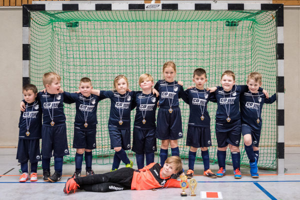 Das obligatorische Erinnerungsfoto mit dem Pokal durfte natürlich zum Turnierabschluss nicht fehlen. | Foto: Verein