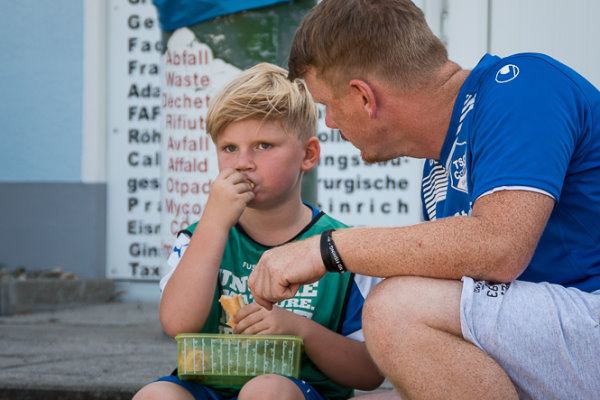 TSG-Trainer Steven Höhne im Gespräch mit seinem Sohn Mats. | Foto: Verein