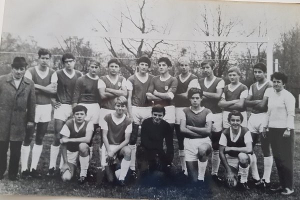 Links Außen als Betreuerin der A-Jugendmannschaft der TSG Calbe in der Saison 1970/71. Am rechten Rand steht TSG-Trainer Max Mergner. Mit auf dem Foto ist der derzeitige Abteilungsleiter Rainer Schulze (rechts kniend neben dem Torhüter). 