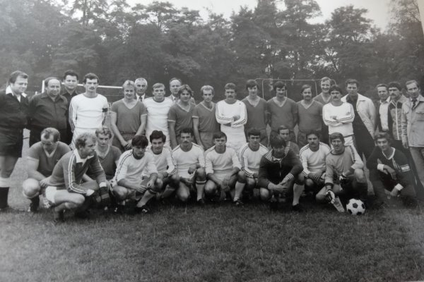 TSG-Spieler: Detlef Sobczak, Peter Schmidt, Klaus Birnbaum, Olaf Blöhm, Ingolf Müller, Dietmar Ruttke, Trainer Manfred Elze und Sektionsleiter Günter Bien. unten vorn li.Achim Roost,Heinz Sobczak, Peter Resch,TW Eberhard Kober,TW Ulli Baldung