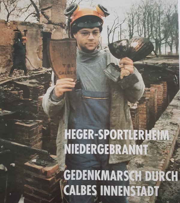 Ein großes Bild eines Feuerwehrmanns auf der Titelseite.