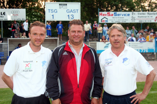 TSG-Trainer Christian Kehr, TSG-Betreuer Achim Godon mit Hansa-Trainer Frank Pagelsdorf.