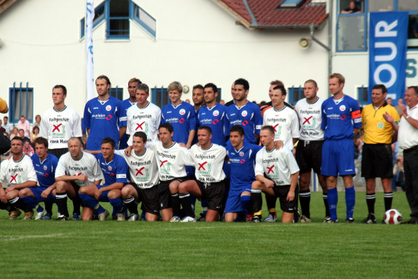 Das obligatorische Erinnerungsfoto zum Besuch des Bundesligisten Hansa Rostock zum 100-jährigen Vereinsjubiläum der TSG Calbe.