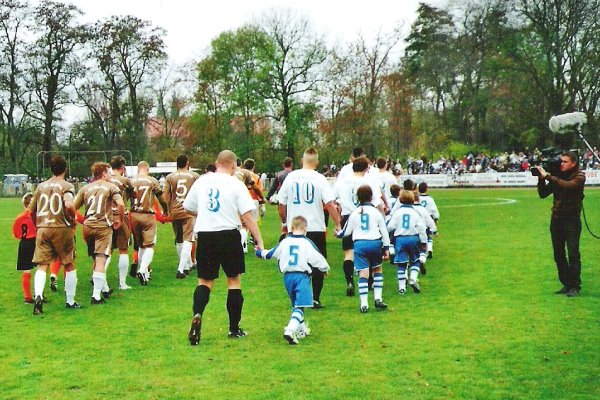 Die Regionalligamannschaft des 1. FC Magdeburg und die Landesligamannschaft der TSG Calbe auf dem Weg zum Anstoß des Landespokalspiels. 