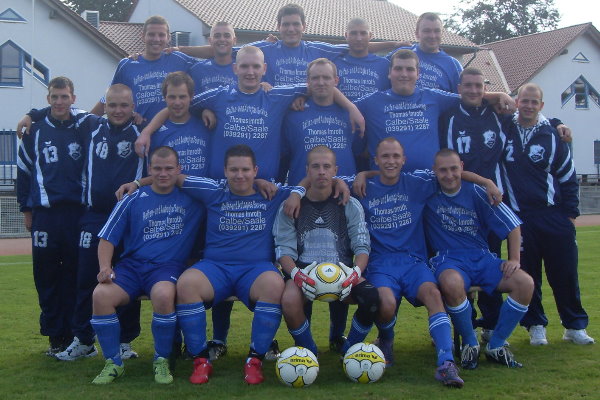 3. Herren Obere Reihe von links: Gunnar Meißner, Michael Simon, Jan Simolka, Manuel Bauermeister, Mario Wettin Mittlere Reihe von links: Tino Kolloff, Christian Hädicke, Andreas Fischer, Björn Bardehle,  Karsten Täubert, Eric Brehmer, Mathias Hollerbaum, Stefan Stöcklein Untere Reihe: Andreas Stöcklein, Florian Ebelt, Andreas Balke, Tony Webel, Maik Eichler Es fehlen: Michael Lubig, Chris Janßen und Reschit Birdir