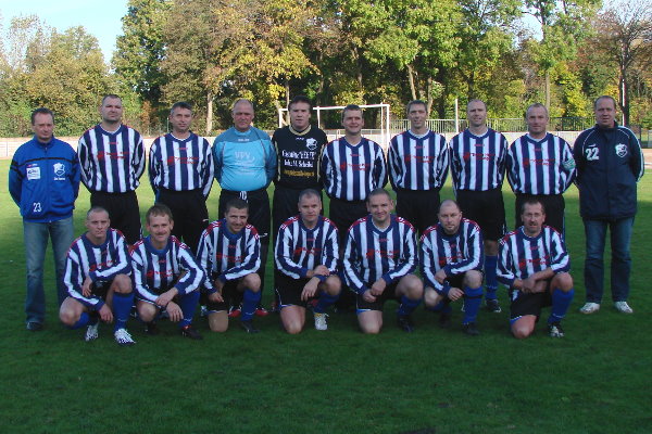 Alte Herren Hinten von links: Trainer Heinz Sobczak, Ralf Hammermann, Mario Marschall, Peter Rother,  Klaus Pfesdorf, Udo Finkelmann, Thomas Kindermann, Gerd Pfesdorf, Mirko Berner, Steffen Schellin Vorne von links: Thomas Hesse, Michael Kober, Uwe Ehrhardt, Sven Imroth, Fred Schwarz, Mario Kober Es fehlen: Torsten Göhr, Sven Hause und Rene Birnbaum