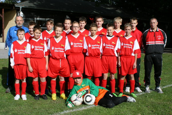 C-Jugend Hinten von links: Co-Trainer Armin Imroth, Eric Trehkopf, Tim Weider, Justin Strebe, Sebastian Wolter,  Kim-Lars Sobczak, Christian Hundt, Leon Krimmling, Trainer G. Mittmann Vorne von links: Lucas Süßmilch, Fabian Pantel, Chris Rose, Robert Bahn, Christopher Trehkopf,  Justin Marschall, Justin Denndorf Liegend: Philip Küster Es fehlen: Pascal Schöne, Sergej Heldt, Kenny Werder und Benjamin Jahn