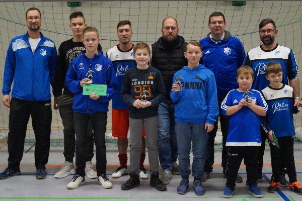 Gemeinsames Erinnerungsfoto der geehrten Nachwuchskicker mit ihren Trainern. | Foto: Verein