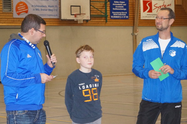 E-Jugendtrainer Marcel Kautz, Spieler ... und Nachwuchsleiter Sven Brösel mitten bei der Ehrung. | Foto: Verein