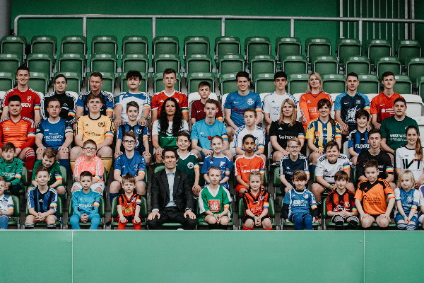 Gemeinsames Foto im Wolfsburger AOK-Stadion aller "Regenbogen"-Kapitäne. | Foto: Verein