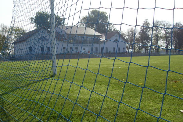 Der Hauptplatz und das Sportlerheim.