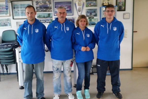 Das Ordnerteam der TSG Calbe ihren neuen Pullovern. | Foto: Verein