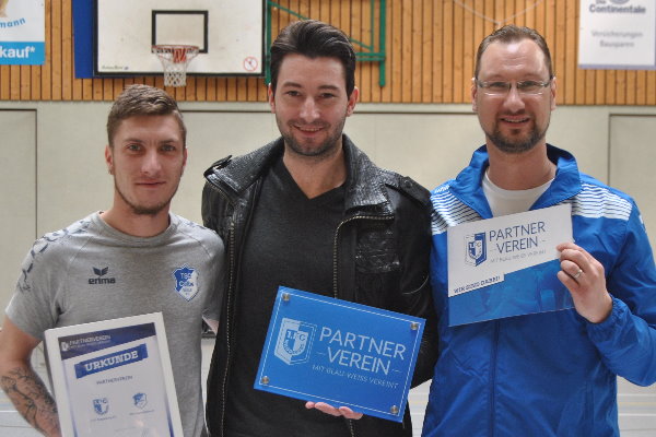 Marius Sowislo (Mitte) übergibt die Partnervereinsurkunde an TSG-Trainer Sascha Bergholz (links) und TSG-Nachwuchsleiter Sven Brösel. (rechts) | Foto: Verein