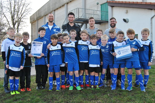 Freudiges Foto der F-Jugend der TSG Calbe mit ihren Trainern Sascha Bergholz und Carsten Moritz, dem TSG-Nachwuchsleiter Sven Brösel und mit Marius Sowislo vom 1. FC Magdeburg. | Foto: Verein 