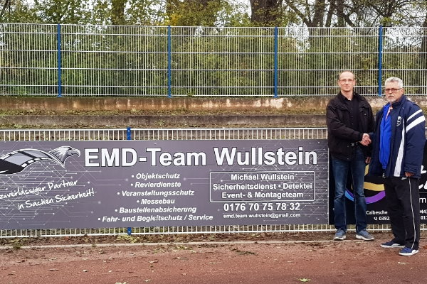 Michael Wulfenstein und Rainer Schulze vor der neuen Bandenwerbung im Calbenser Hegerstadion. | Foto: Verein