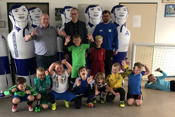 Thomas Vollhardt (1. hinten links) und Torsten Blauwitz (hinten mitte) freuen sich mit den Kickern der Calbenser F-Jugend über das neue Trainingszubehör. | Foto: Verein