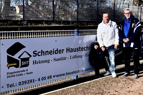 Narcus Schneider mit Sohn Phil und Rainer Schulze vor der neuen Bandenwerbung im Hegerstadion. | Foto: Verein