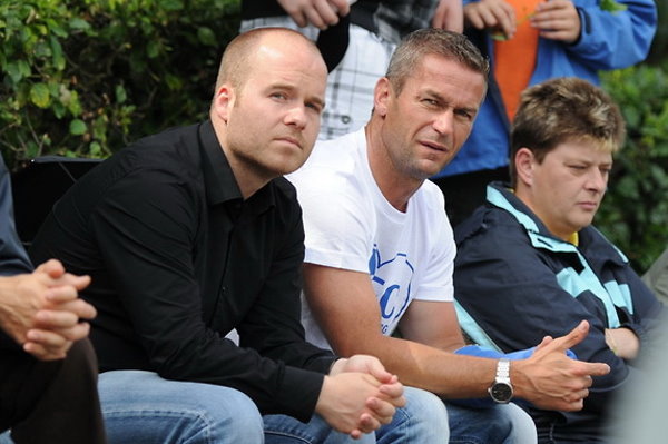 Stephan Lietzow hier als Zuschauer bei einem Spiel des 1. FC Magdeburg gemeinsam mit Mario Kallnik.