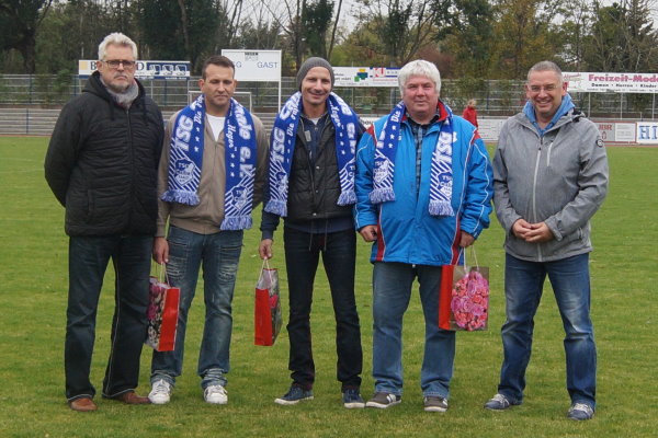 TSG-Abteilungsleiter Rainer Schulze (1. v.l.) und Swen Imroth (1. v.r.) verabschiedete Mario Fahland, Sven Rehren und Gerald Beinhof