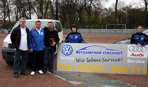 Maik Hoffmann (3.v.l.), Geschäftsführer der Autozentrum Staßfurt AZS 24 GmbH, übergab die neue Bandenwerbung