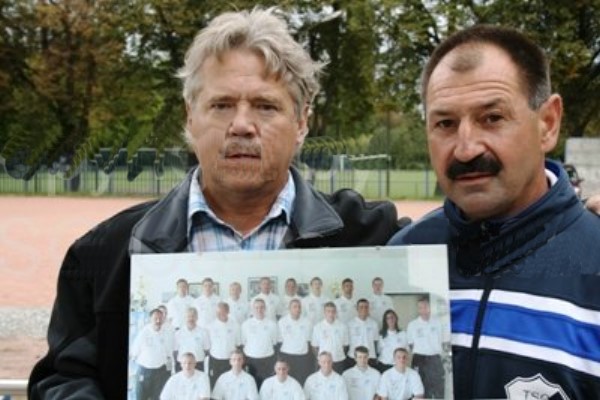 Achim Godon (links) und Peter Körner (rechts) hier bei der Verabschiedung von Achim aus dem Betreuerstab der ersten Mannschaft. | Foto: Verein