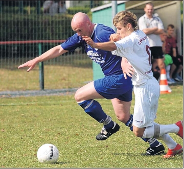 Alexander Menz (links) von der TSG Calbe im Laufduell mit Christopher Kessler vom VfB Germania Halberstadt II. Foto: Thomas Wartmann