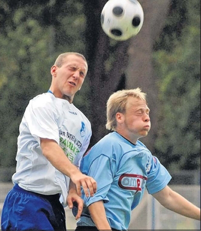 Toni Houpline (l.) und die TSG Calbe behielten in den Zweikämpfen meist die Oberhand. Foto: Frank Nahrstedt